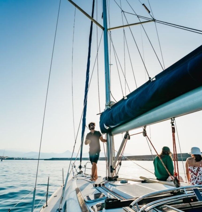 Small Group Sailing Experience to Dia Island
